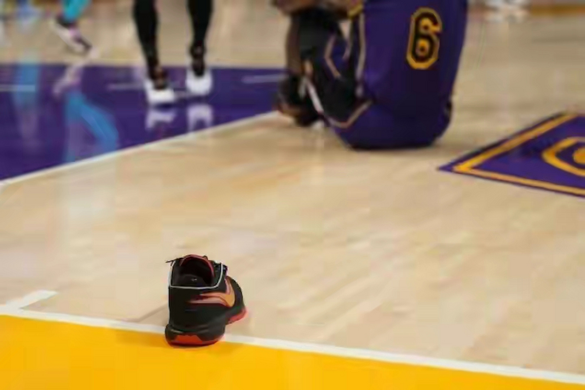 九游iOS游戏中心湖人队惨败后更衣室爆发冲突，主帅回应，质量名称可以更多.