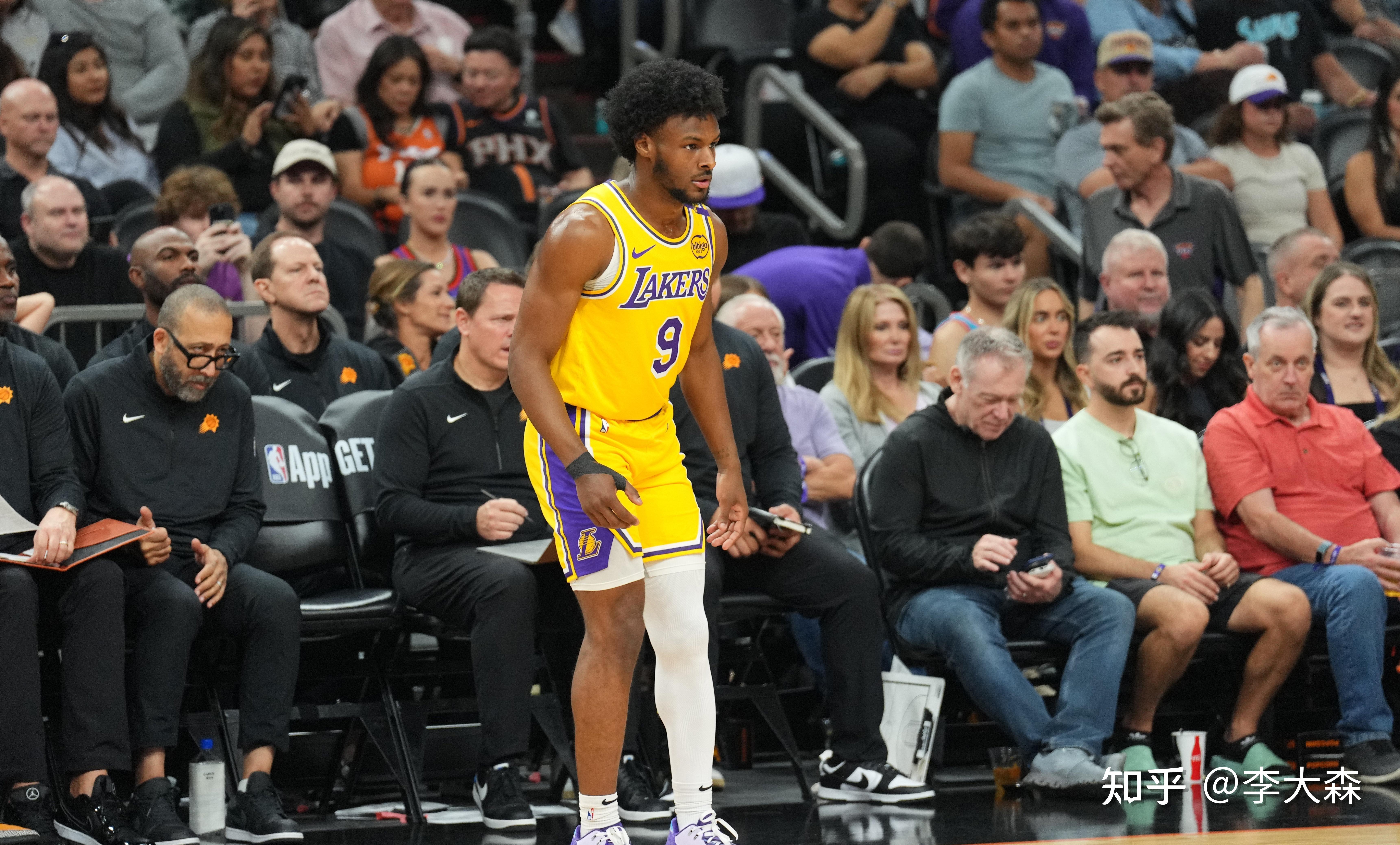 Faker重返赛场,战术调整首场状态出色,湖人观众沸腾! Faker重返赛场,战术调整首场状态出色,湖人观众沸腾!