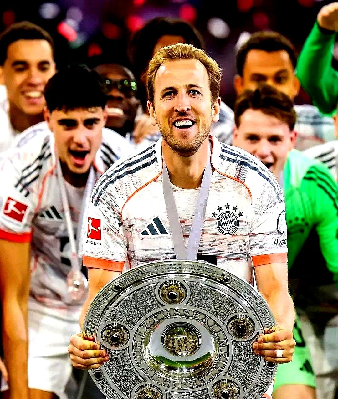 包含凯恩迎来十二赛季出色发挥，德国队观众热烈欢呼！气势如虹延续的词条