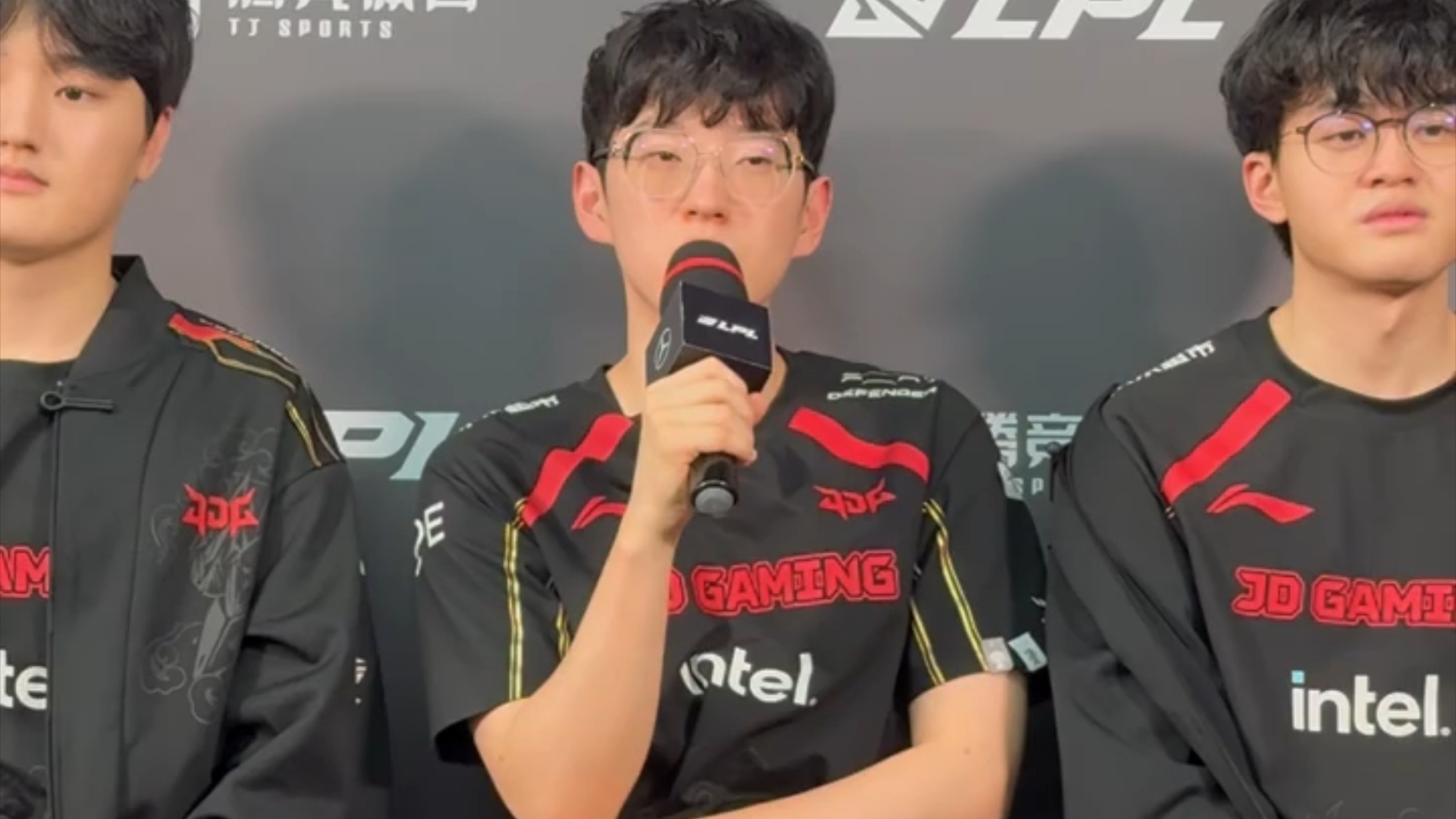 九游iOS游戏平台包含Scout巅峰对决，Uzi与60激战雄鹿分钟，挺进下一轮胜负难料！的词条